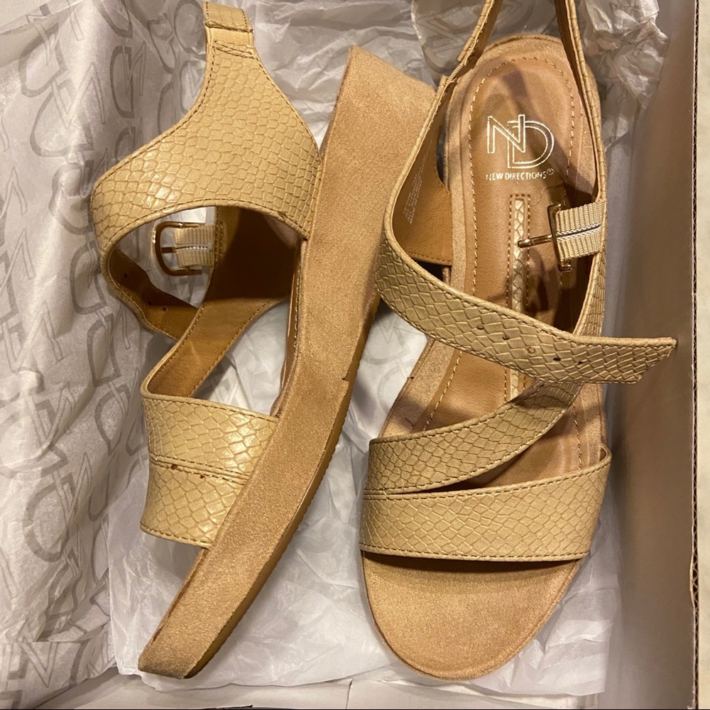NIB new direction python textured strapped wedges
